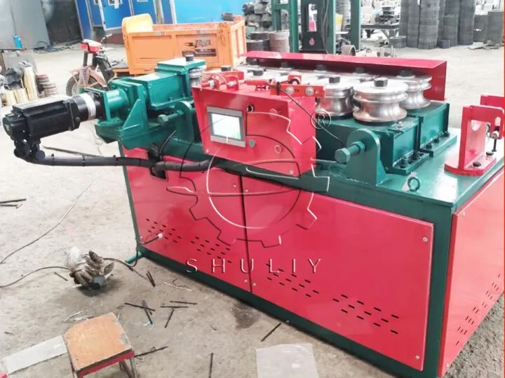 Le prix d’une machine à cintrer les tubes CNC n’est pas fixe ; il dépend de divers facteurs tels que le modèle spécifique, la configuration et les capacités de traitement. Lors de l’achat, le coût de l’équipement est généralement déterminé par les facteurs suivants :